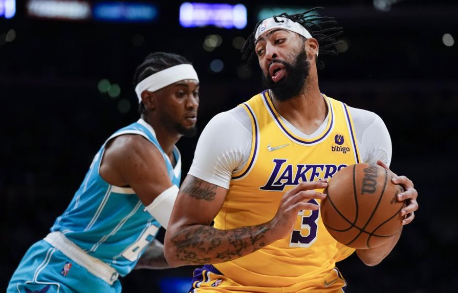 Davis y Anthony lideran a Lakers, ganan a Hornets 