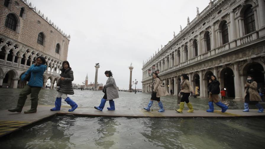 Venecia vuelve a inundarse 3 días después de marea récord Venecia vuelve a inundarse 3 días después de marea récord