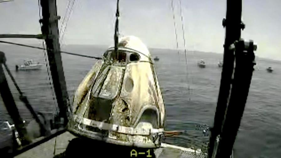 Cápsula de SpaceX hace el 1er amerizaje en 45 años Cápsula de SpaceX hace el 1er amerizaje en 45 años