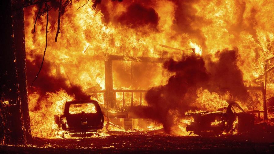 Incendio arrasa población en el norte de California
