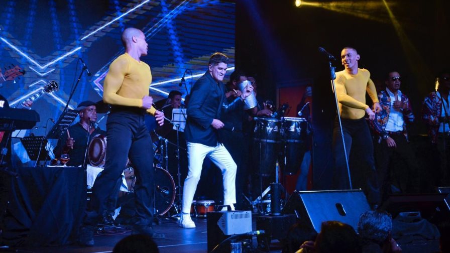 Eddy Herrera se luce en un concierto que viajó entre merengues y rancheras