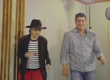 Eddy Herrera baila junto a Evelyn Vásquez en una parte del vídeo.