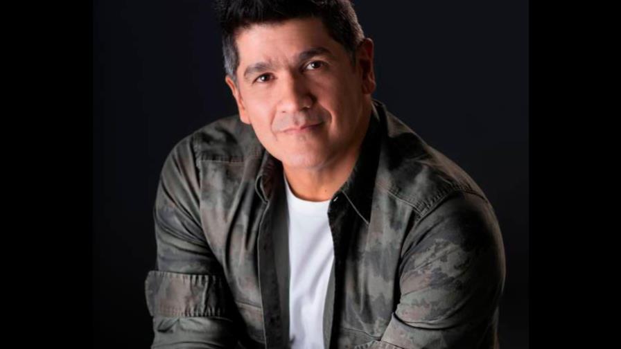 Eddy Herrera afectado de la voz; le ordenan reposo