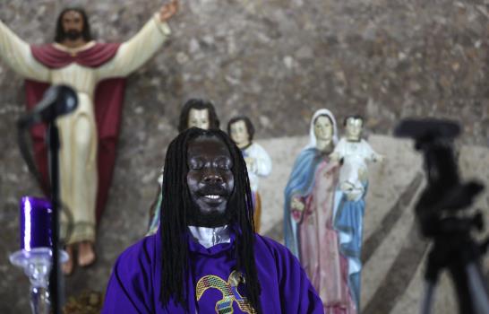 Cura africano ayuda a infectados de COVID en pueblo de Perú