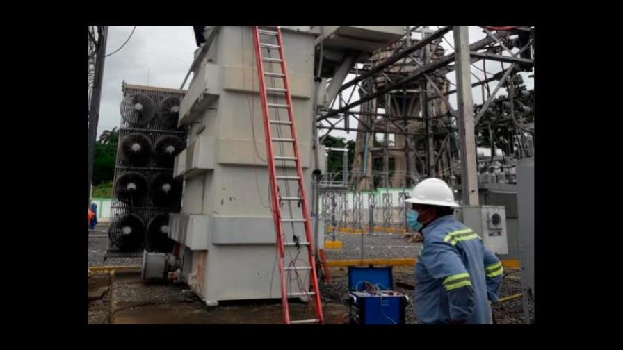 Casi 90 sectores sin energía eléctrica por daño en transformador; EdeEste trabaja para cambiarlo Casi 90 sectores sin energía eléctrica por daño en transformador; EdeEste trabaja para cambiarlo