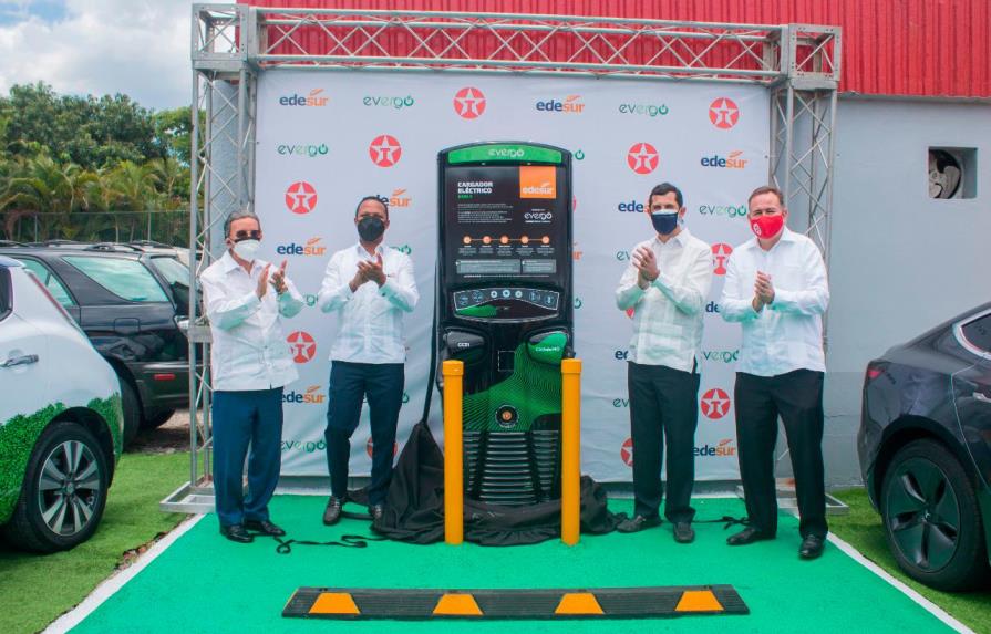 Edesur Dominicana y Evergo inauguran cargador para vehículos eléctricos en estación de combustible