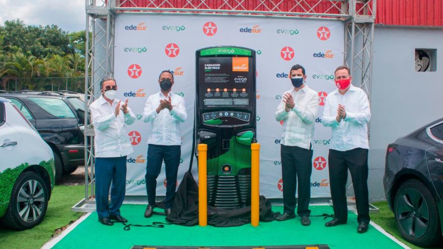 Edesur Dominicana y Evergo inauguran cargador para vehículos eléctricos en estación de combustible