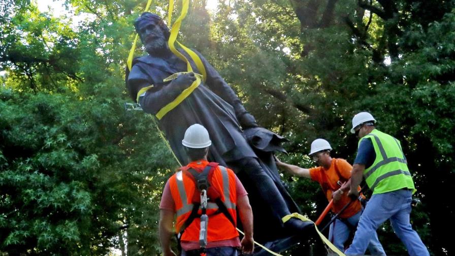 Derriban estatua de Cristóbal Colón en San Luis Derriban estatua de Cristóbal Colón en San Luis
