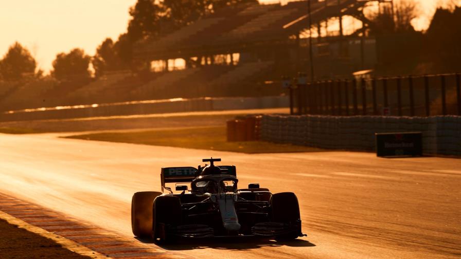 Lewis Hamilton domina el primer día de ensayos de pretemporada de F1 Lewis Hamilton domina el primer día de ensayos de pretemporada de F1