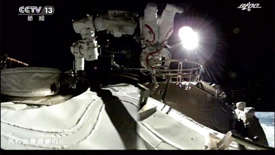 Dos astronautas chinos salen en una caminata espacial