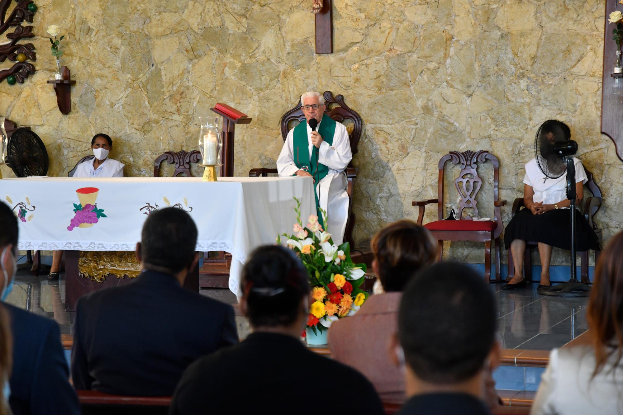 El padre Gregorio Alegría ofició la misa