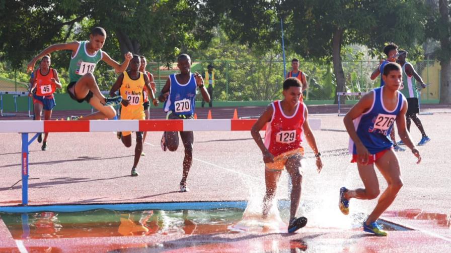 De los Santos gana primera medalla del atletismo