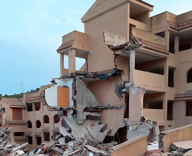 Dos personas atrapadas al derrumbarse un edificio de tres plantas en España