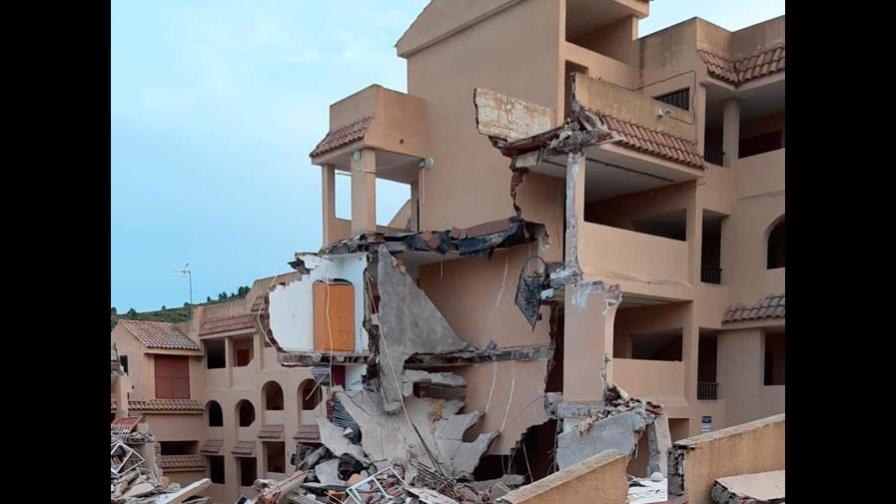 Dos personas atrapadas al derrumbarse un edificio de tres plantas en España