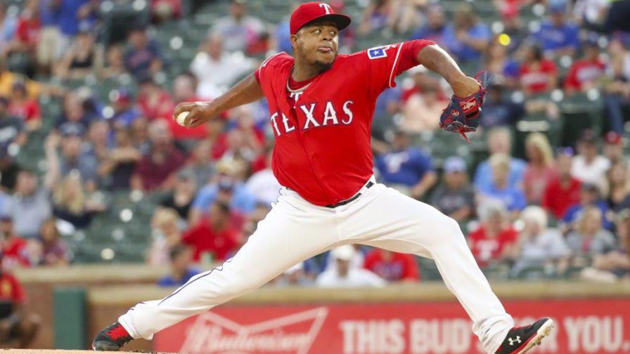 Edinson Vólquez se resiste al retiro tras dos años lastimado y queda en el plantel de Rangers