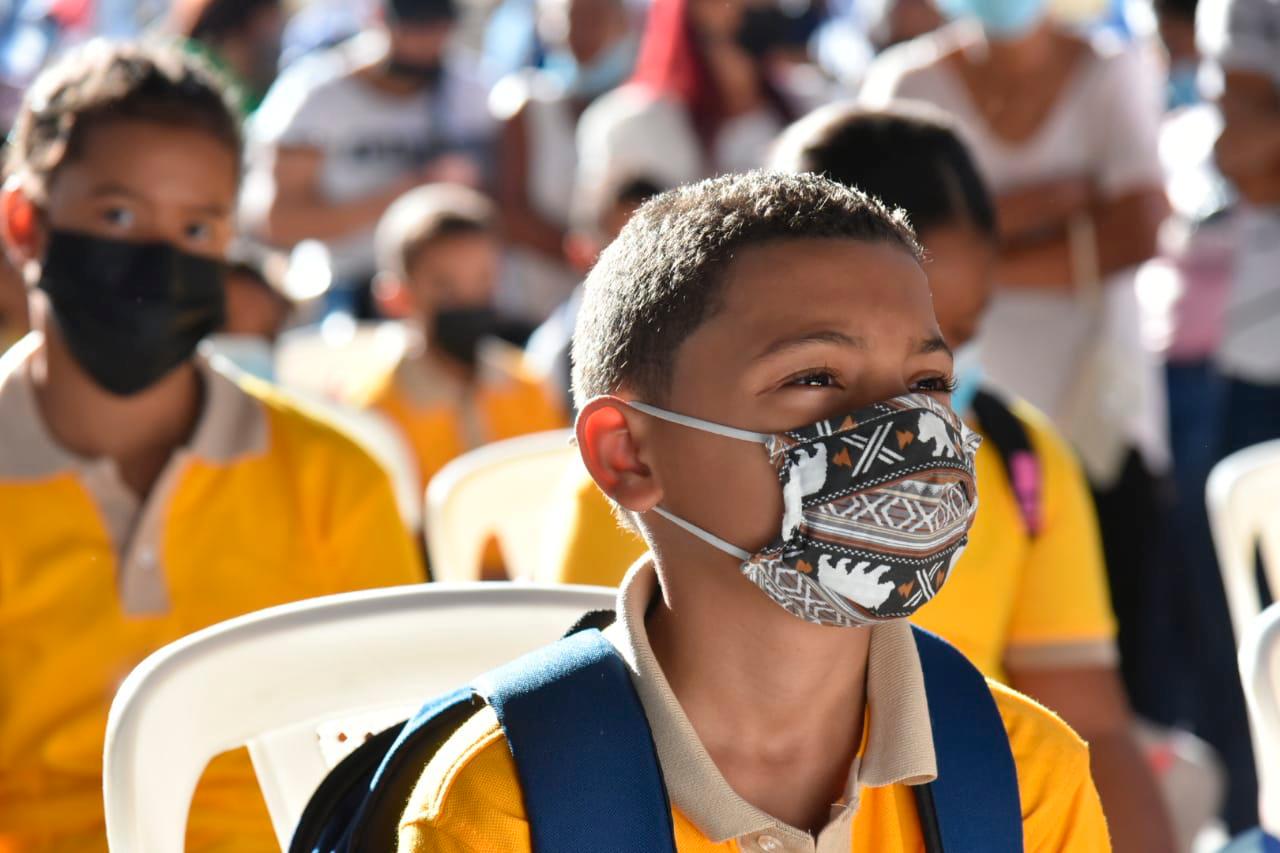 Estudiantes participan en el acto. 