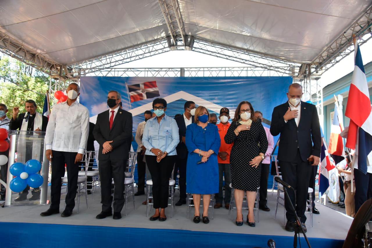 Autoridades de la provincia durante el acto. 