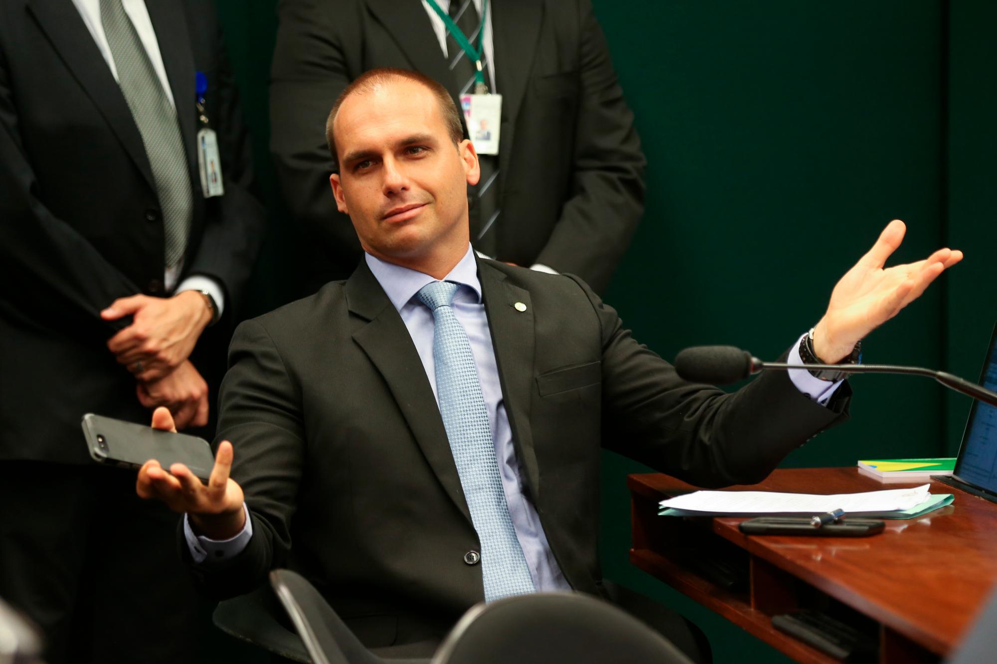 Hijo de Bolsonaro dice que el “único barco que se hunde es el de Argentina”