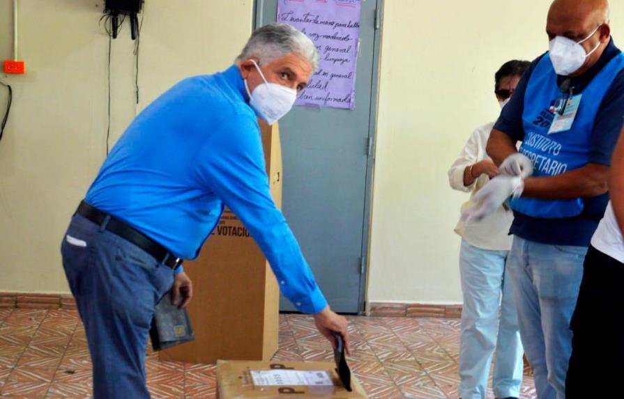 Eduardo Estrella pondera civismo y entusiasmo de votantes en Santiago