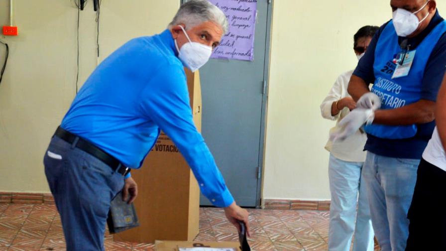 Eduardo Estrella pondera civismo y entusiasmo de votantes en Santiago