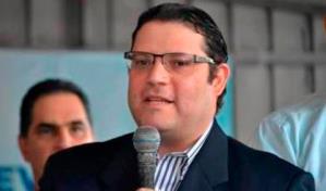 Multan al director de Aduanas por detener su vehículo en rayas peatonales 