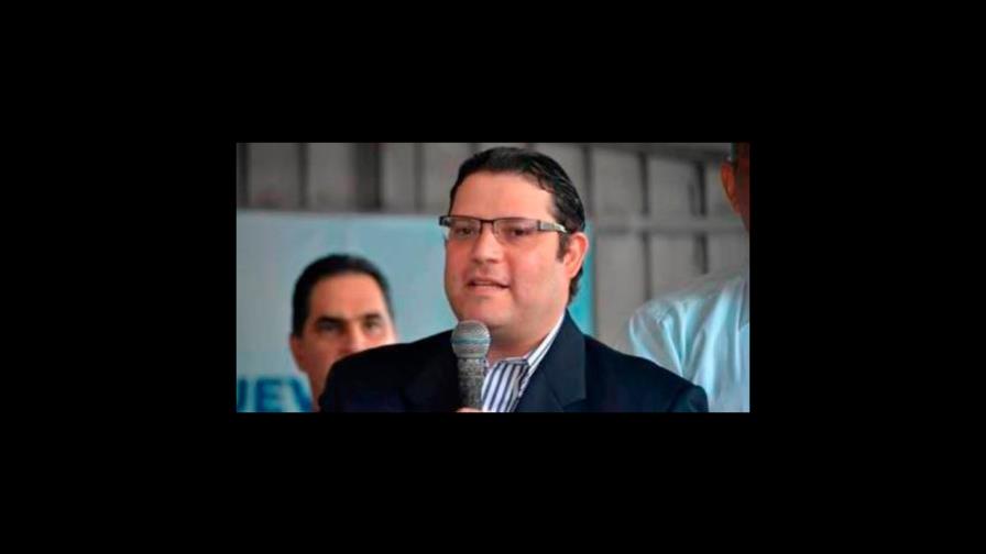 Multan al director de Aduanas por detener su vehículo en rayas peatonales 