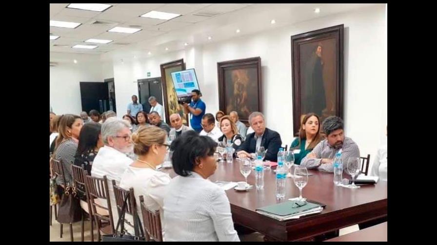 Ministro de Educación se reúne con colegios privados; estudian impartir docencia por internet