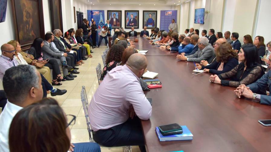 Educación y Salud Pública se reúnen para trazar plan de orientación sobre coronavirus