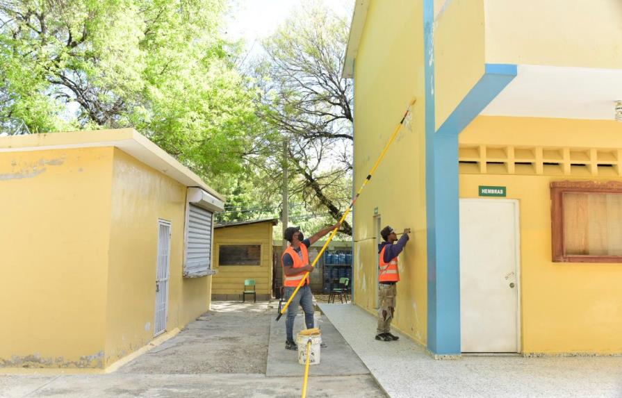 Ministerio de Educación informa repara 10 escuelas cada día; dice lleva 2,300