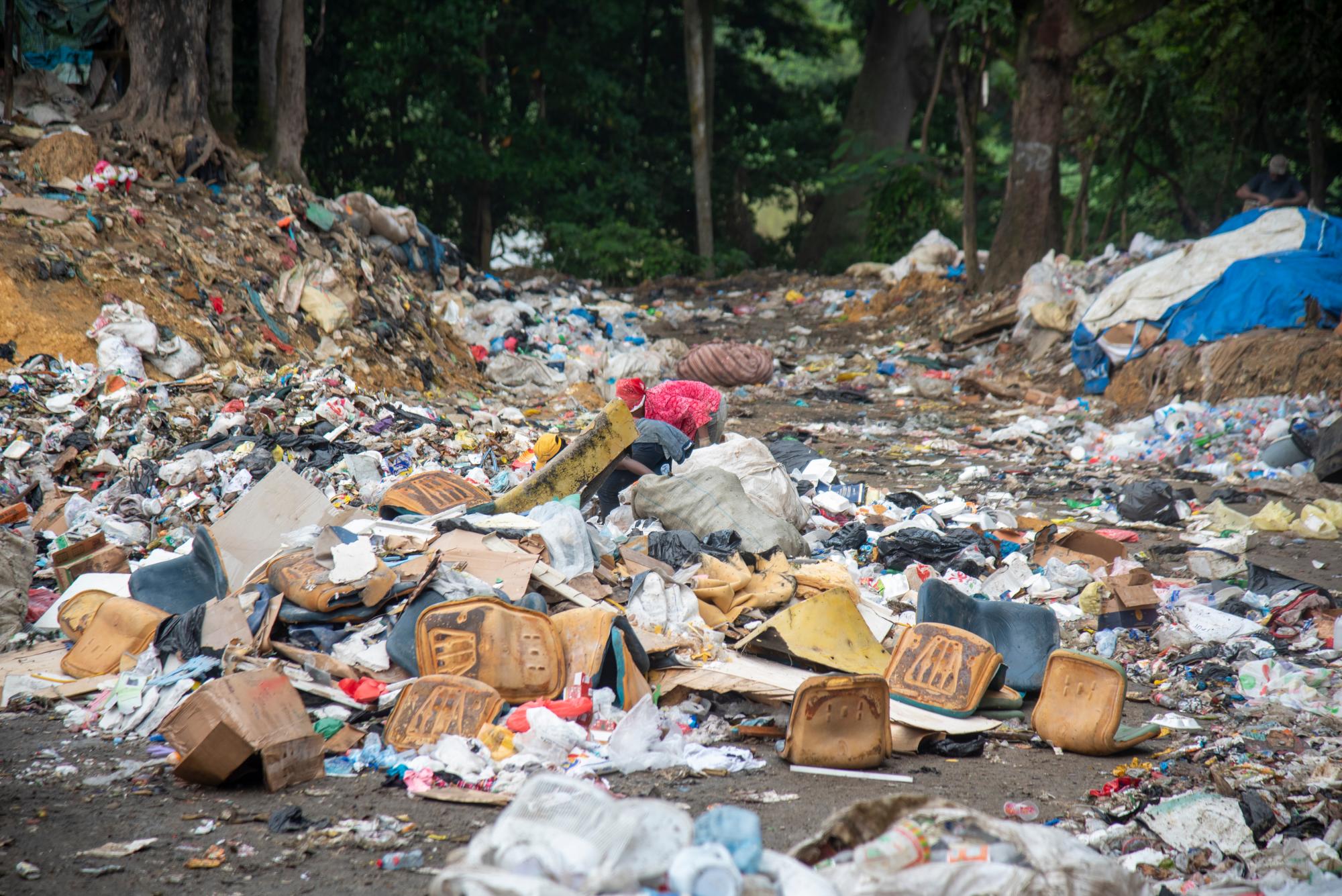 Esta es una calle que estaba completamente limpia, a varios metros del río Ozama, este lunes amaneció de esta manera.