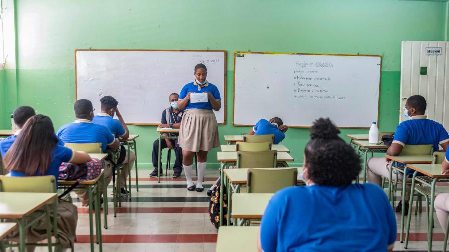 La falta de profesores y personal de apoyo entorpece el inicio del año escolar