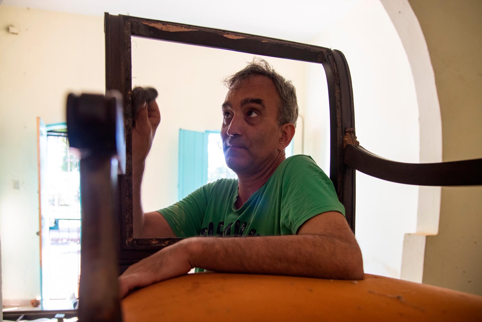 Jordi lacando madera de caoba.
