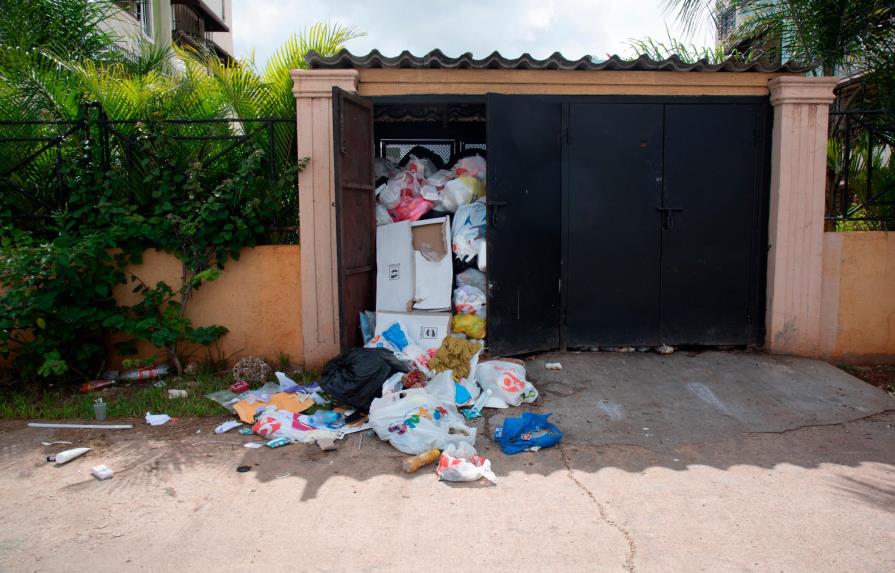Denuncian Ayuntamiento de Santo Domingo Oeste no recoge la basura de residencial