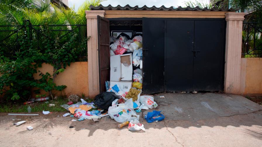 Denuncian Ayuntamiento de Santo Domingo Oeste no recoge la basura de residencial