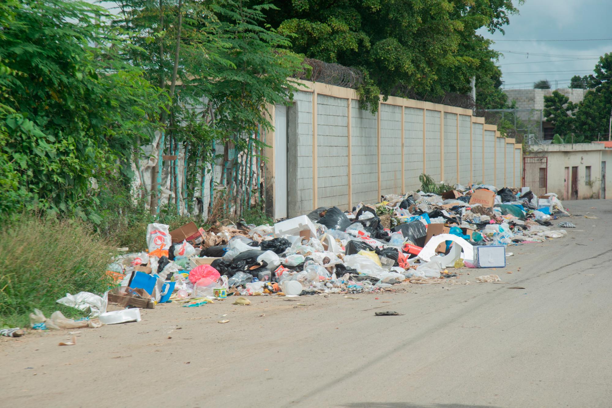 En La Grúa, de Mendoza, la gente tira la basura al lado de la escuela Los Alifonsis.
