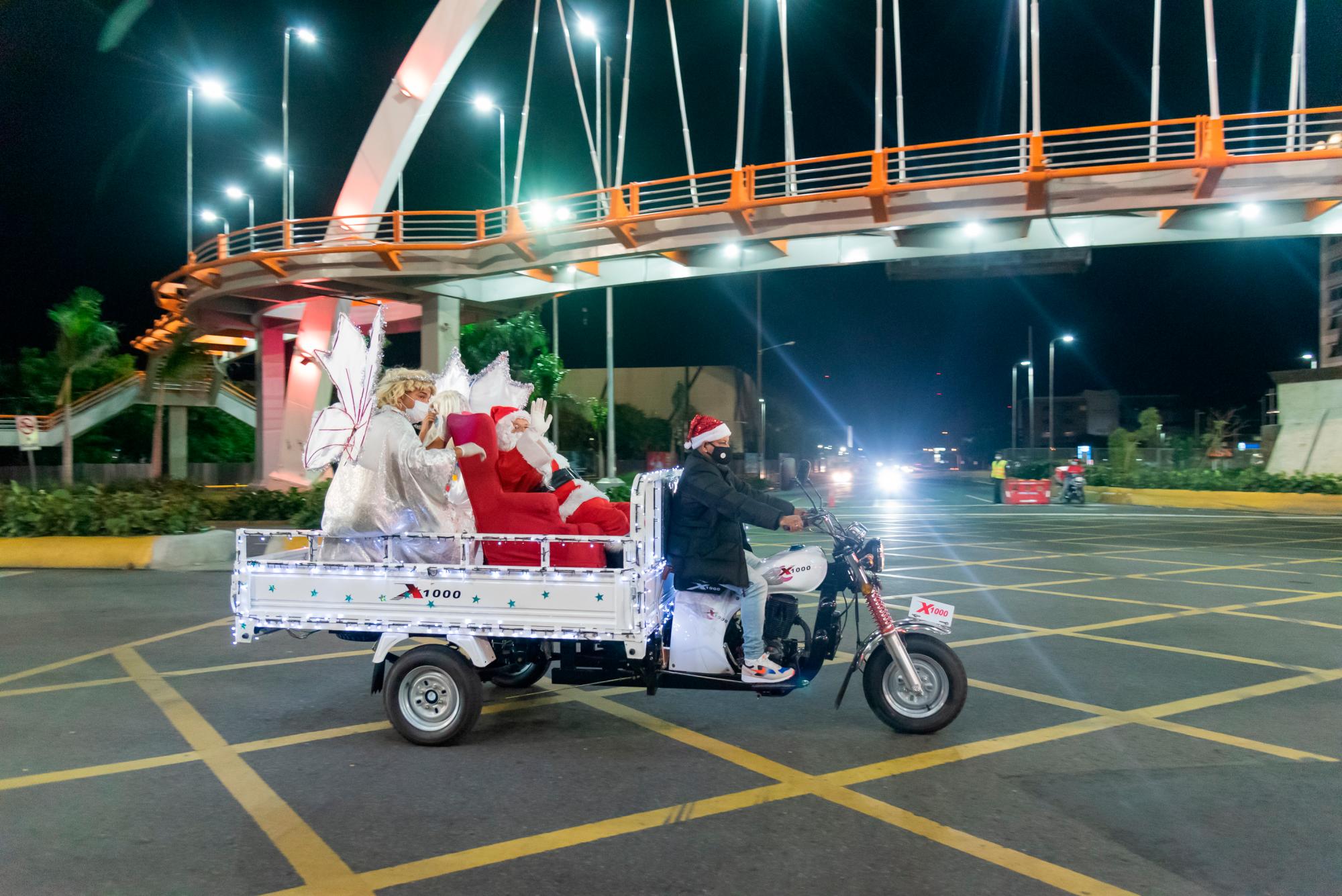 ADN realiza aguinaldo navideño por calles de la capital.