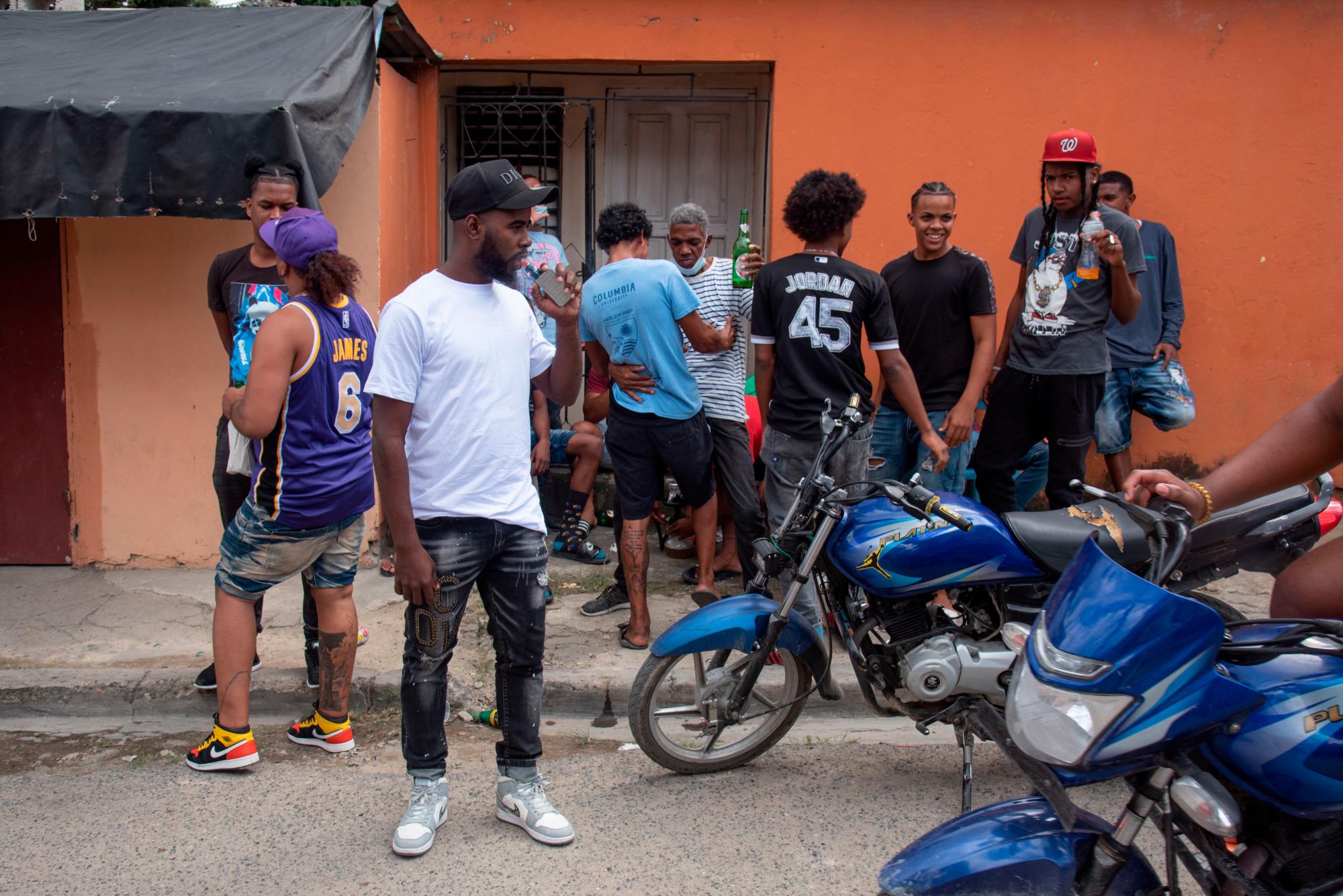 Desde temprano ya celebraban con una disco light facilitada por el alcalde municipal.