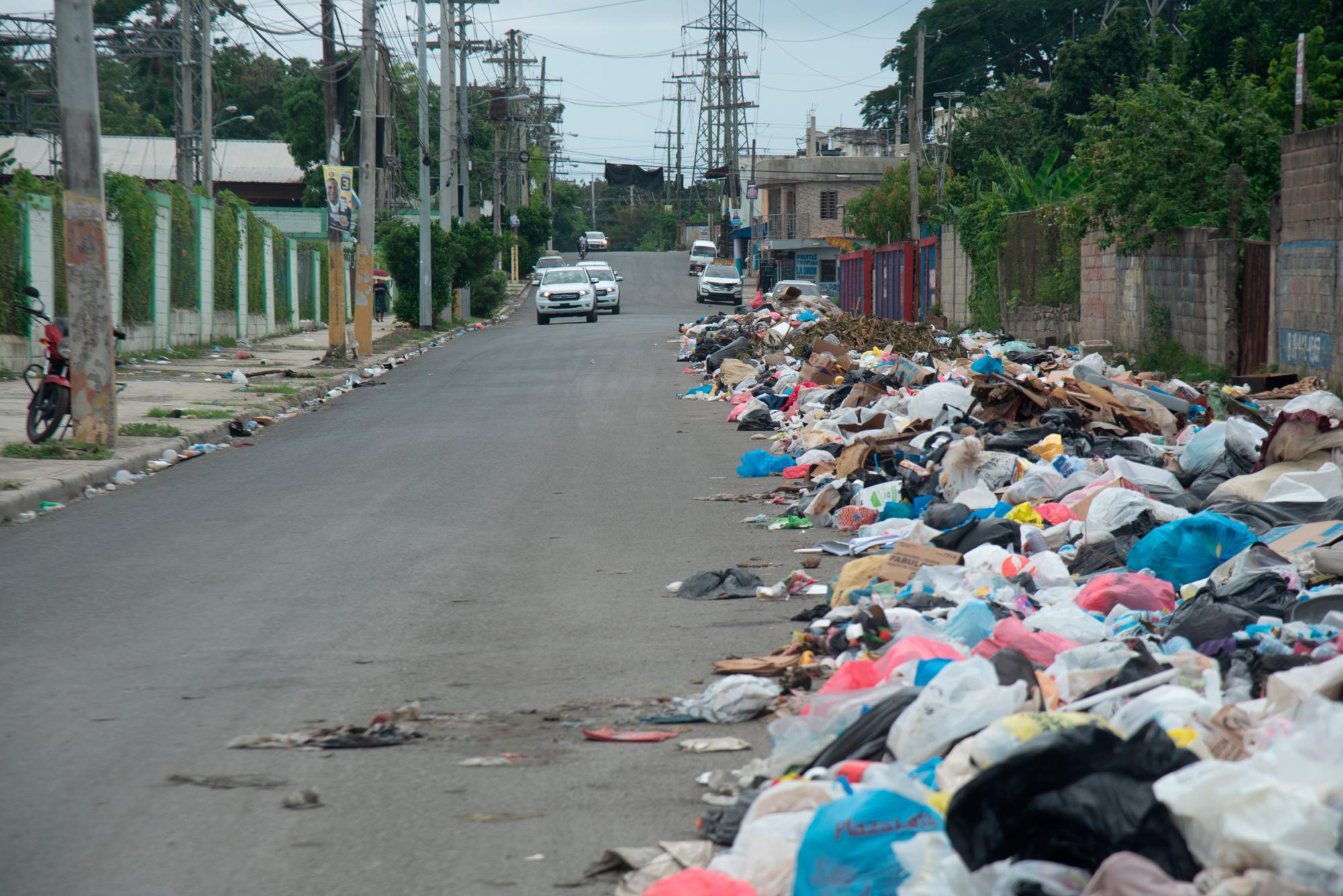 En la calle Principal, de Perla Antillana, crearon un cúmulo de basura que recorre decenas de metros