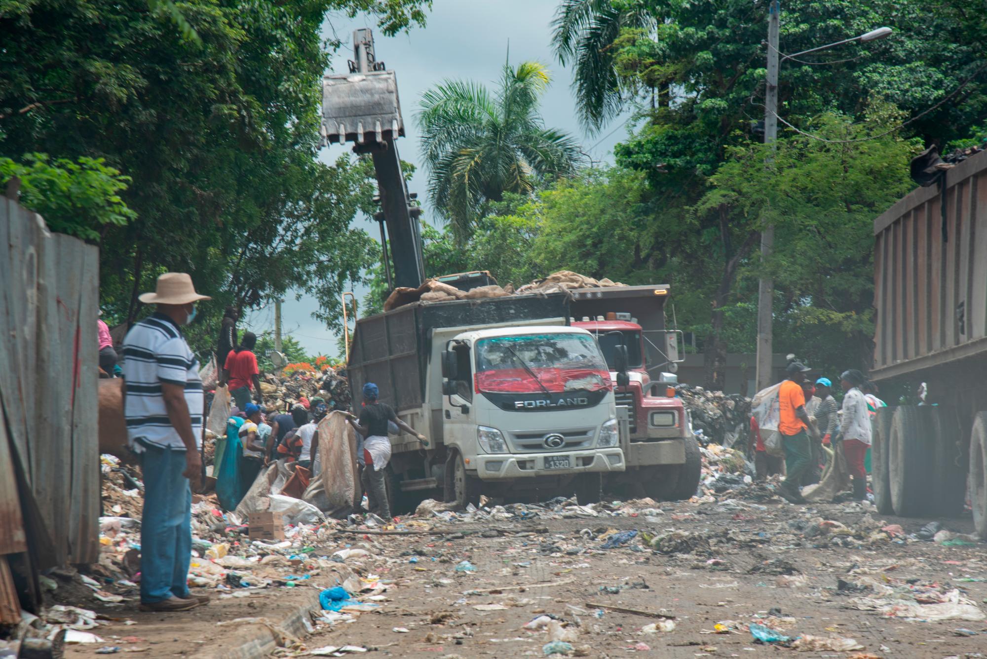 Este jueves se retiró parte de la basura del botadero al lado del río Ozama, usada como una estación de transferencia.