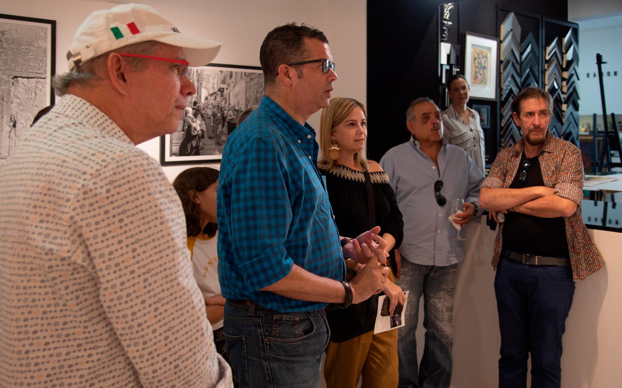 Roger entre amigos, familiares y amantes del arte