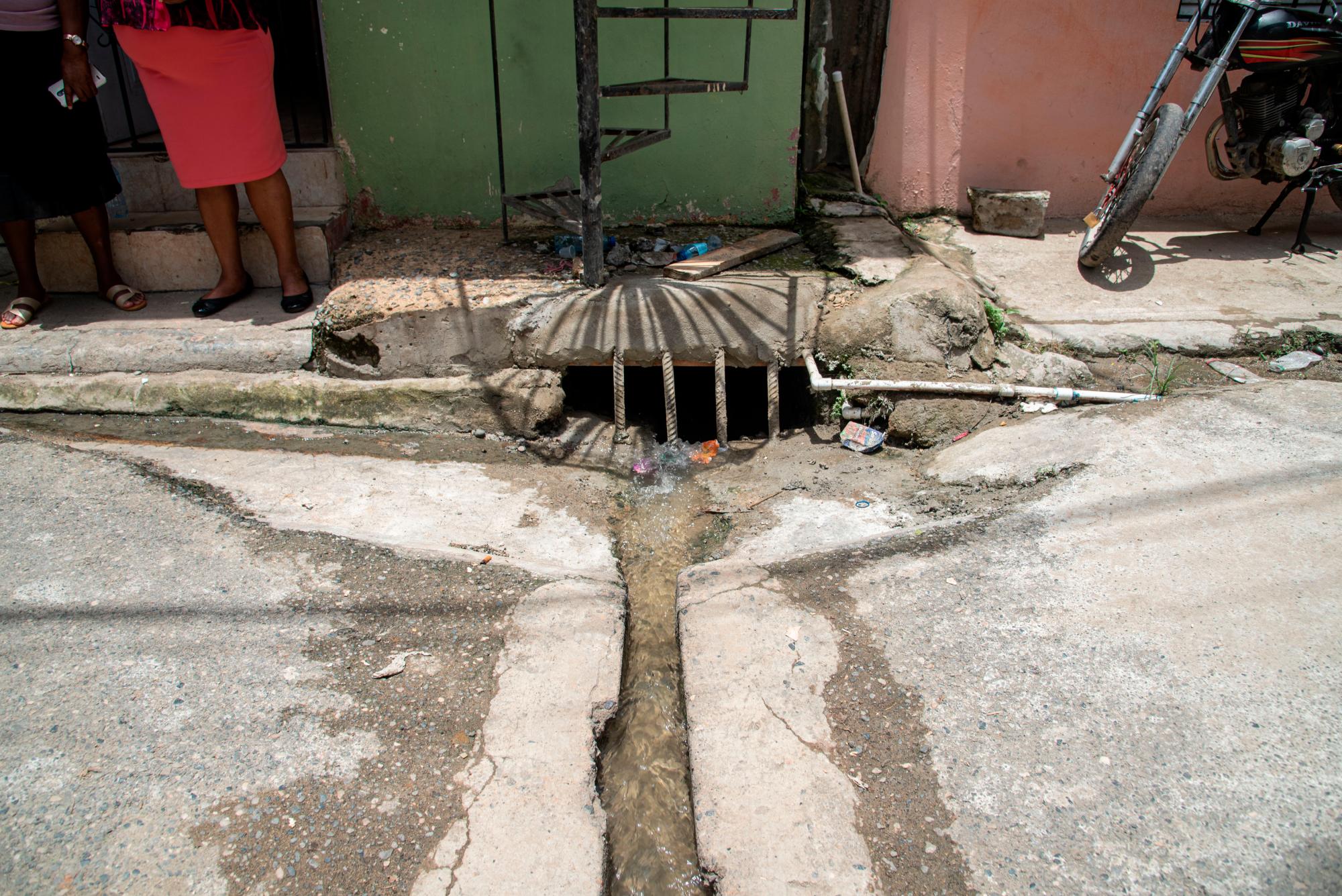 Por este hueco se fue el cuerpo del menor, luego del hecho le colocaron varillas.  