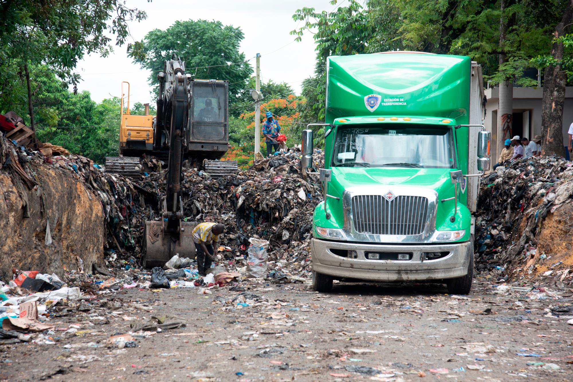Esta calle fue colmada de basura.