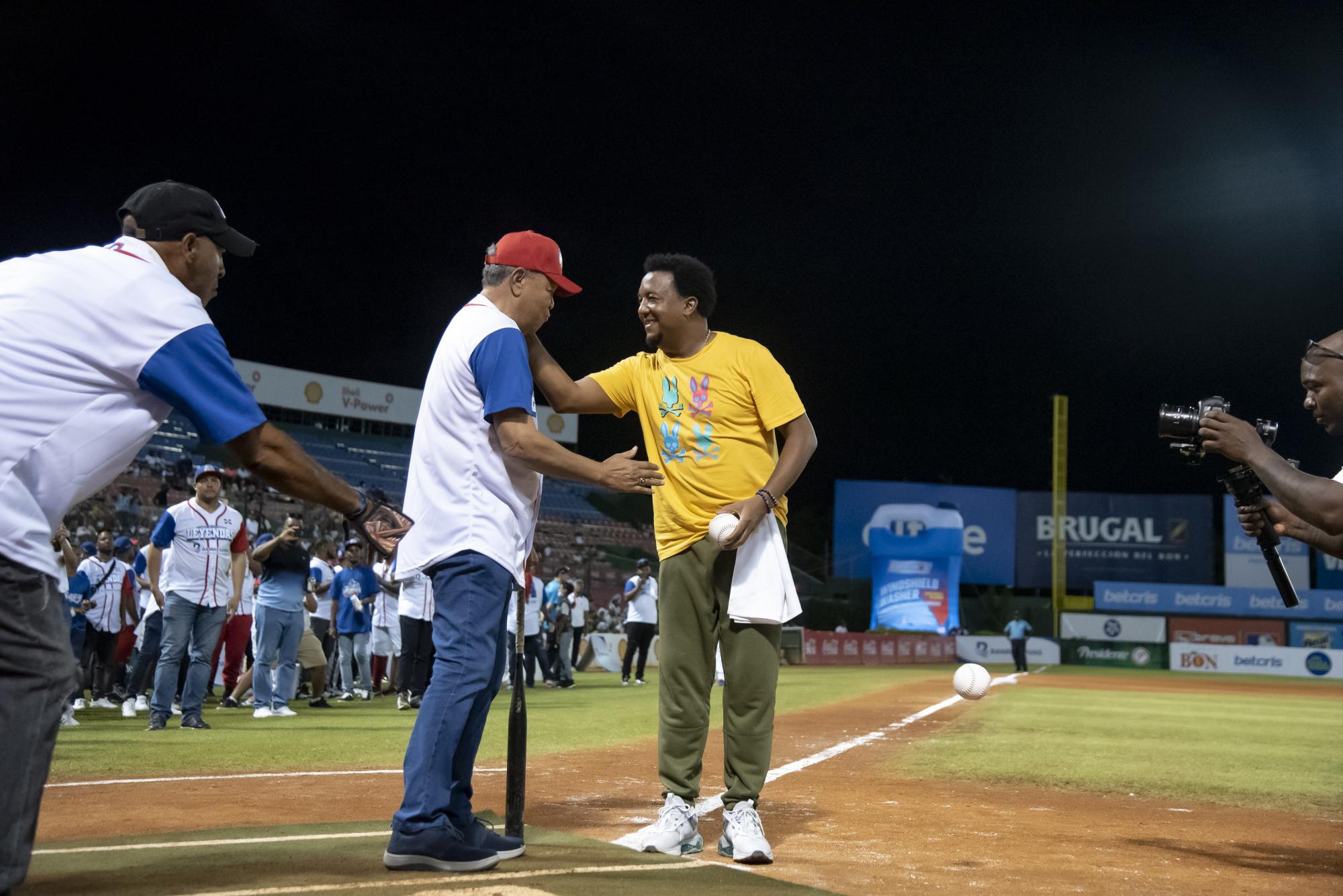 Pedro Martínez y Juan Marichal se encontraron en el plato del estadio Quisqueya. (Foto: Félix León)