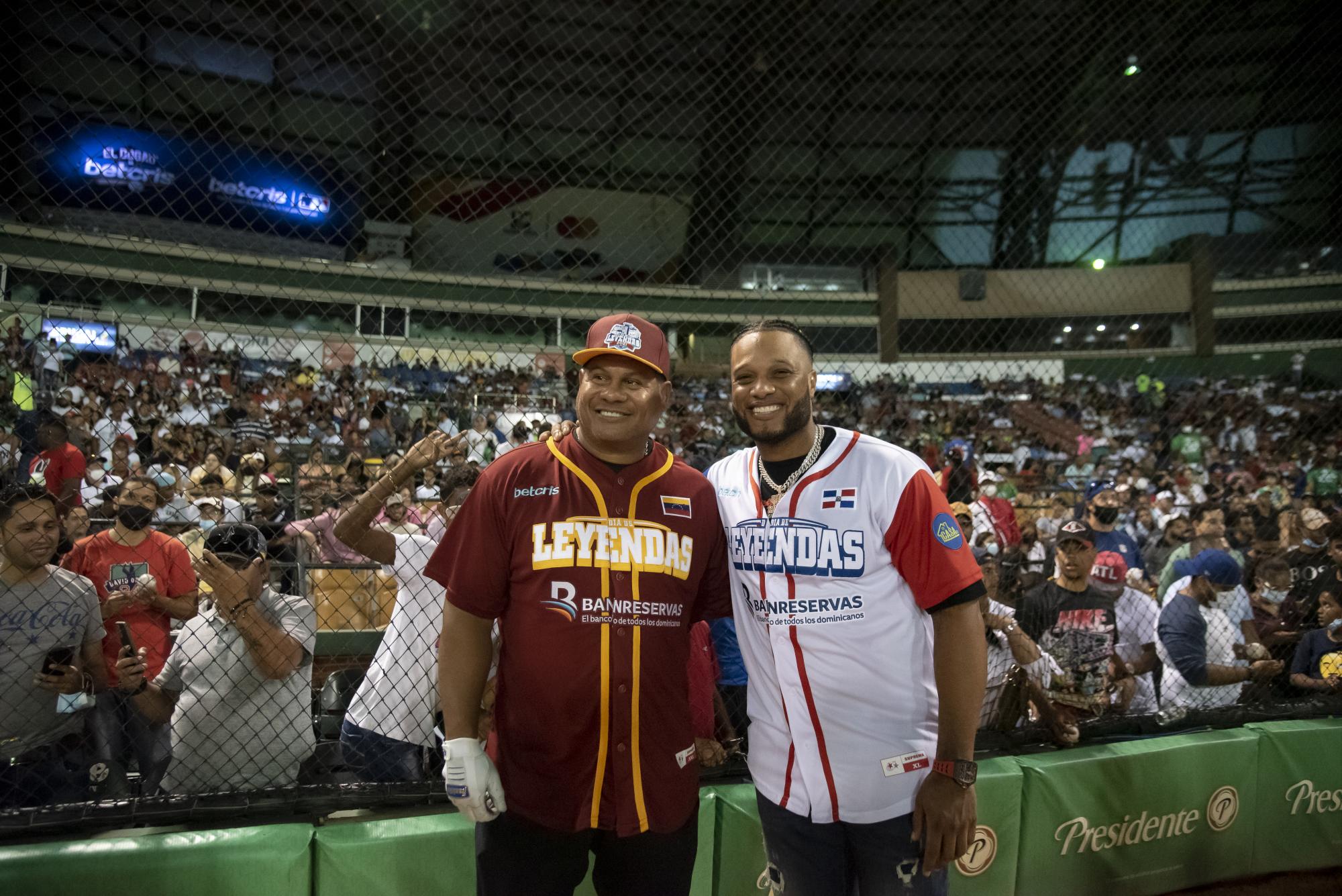 El come dulce Bob Abreu posa junto a Robinson Canó  durante la celebración del Día de leyendas (Foto: Félix León)