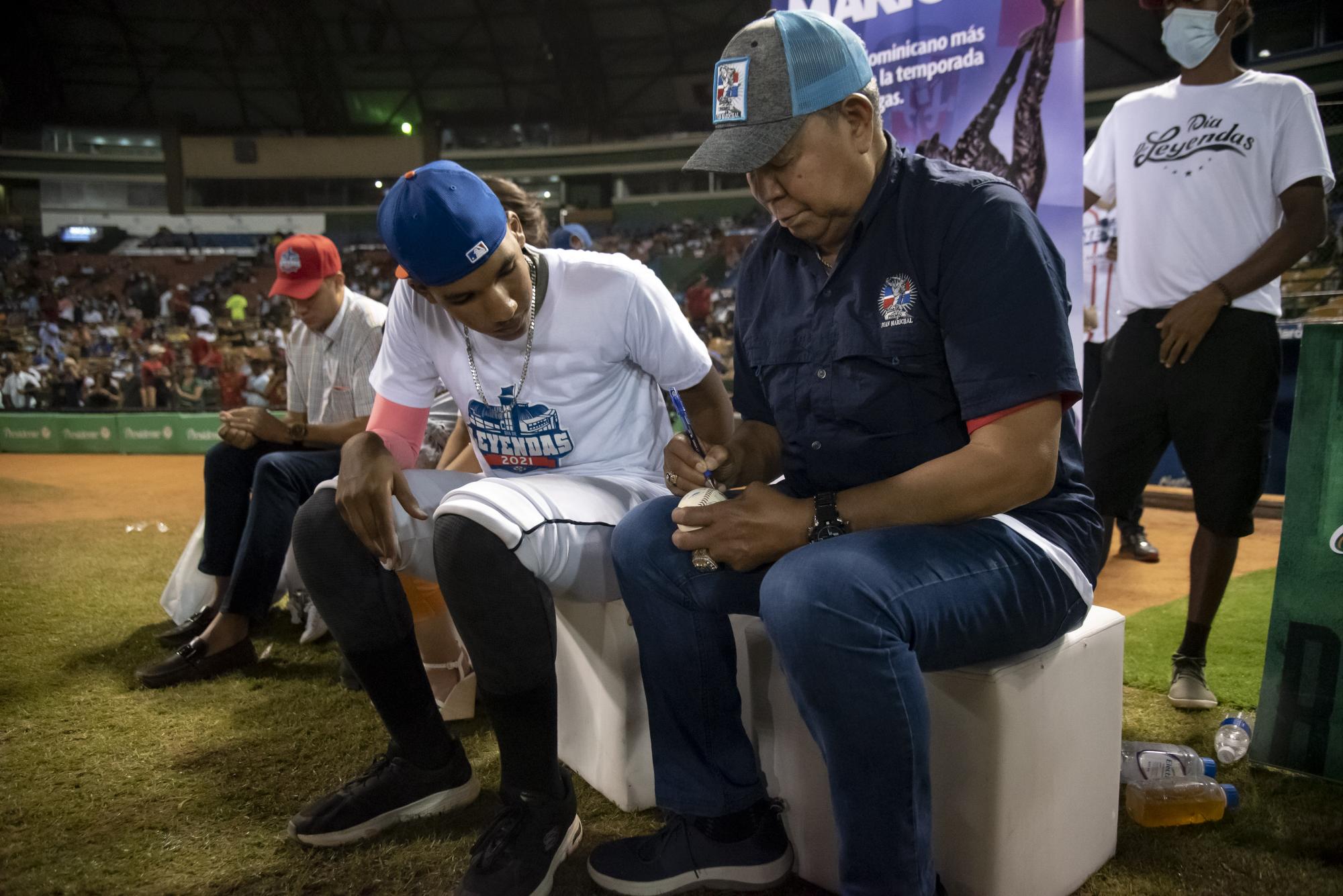 Juan Marichal firmó autógrafos en el Día de leyendas de la pelota dominicana (Foto: Félix León)