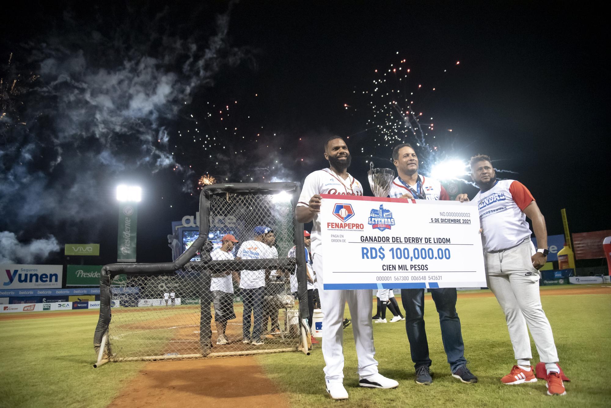 Aderlin Rodríguez, de los Leones del Escogido, disparó seis vuelacercas para alzarse con el título de la competencia entre peloteros de la Liga Dominicana de Béisbol. (Foto: Félix León)