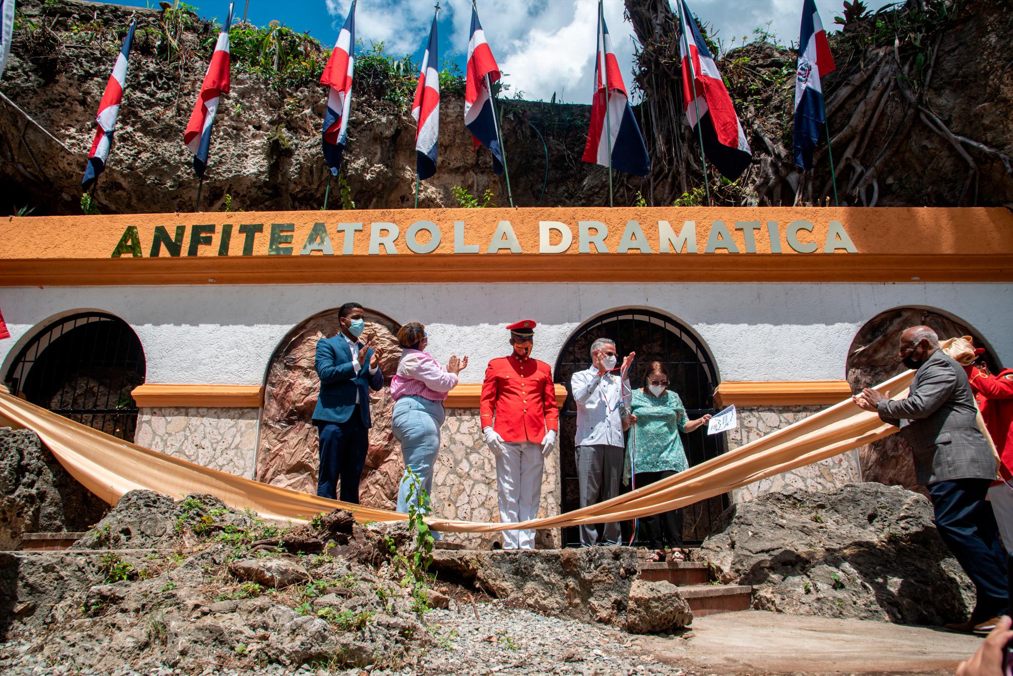 Momento en que develizan el camerino del anfiteatro