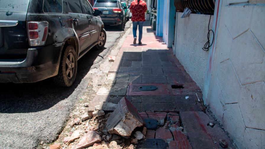 Aceras de calle Padre Billini no aptas para personas con discapacidad por deterioro Aceras de calle Padre Billini no aptas para personas con discapacidad por deterioro
