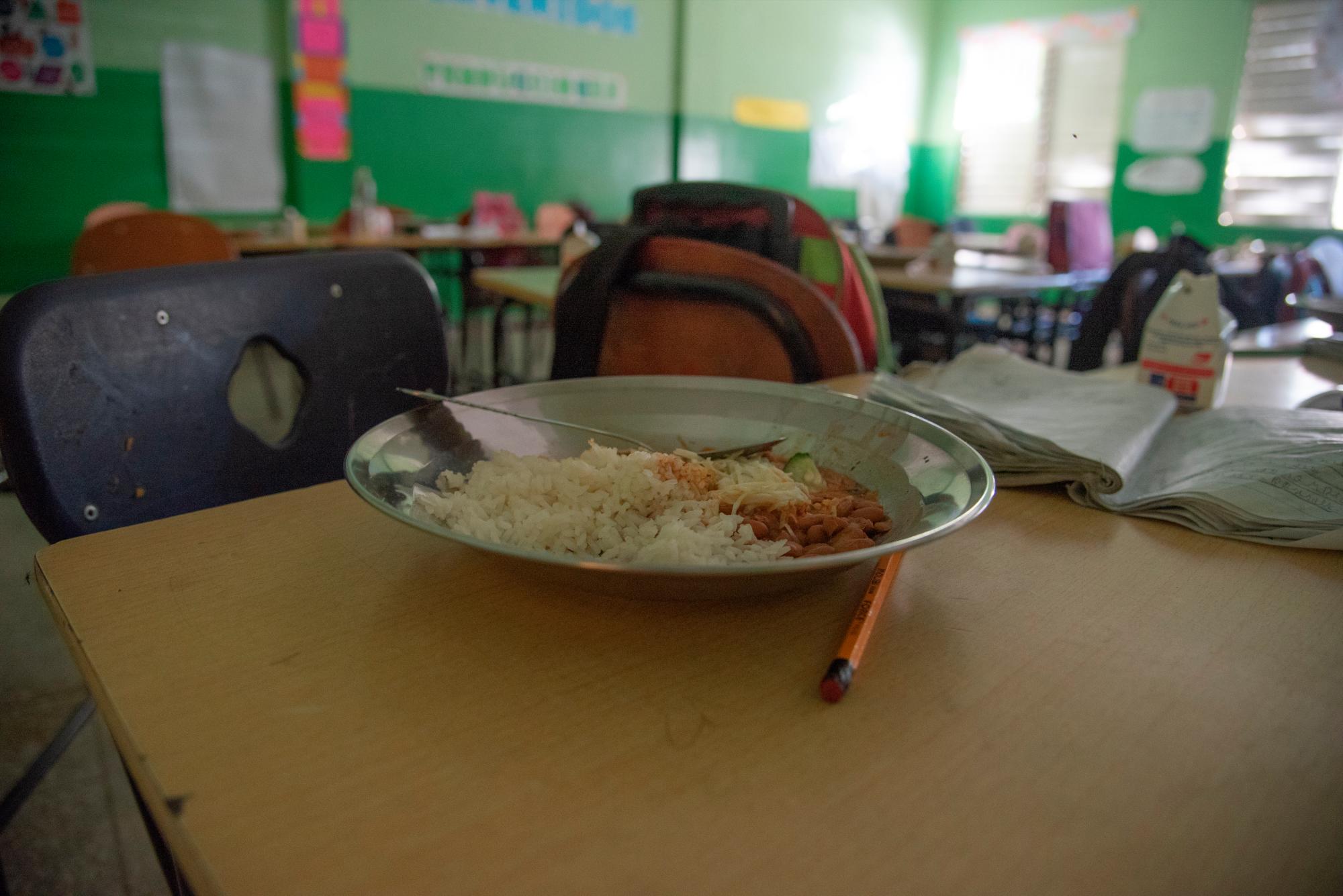 Un plato del almuerzo escolar permanecía en una mesa un día después de la explosión en el Liceo Manolo Aurelio Tavarez Justo.