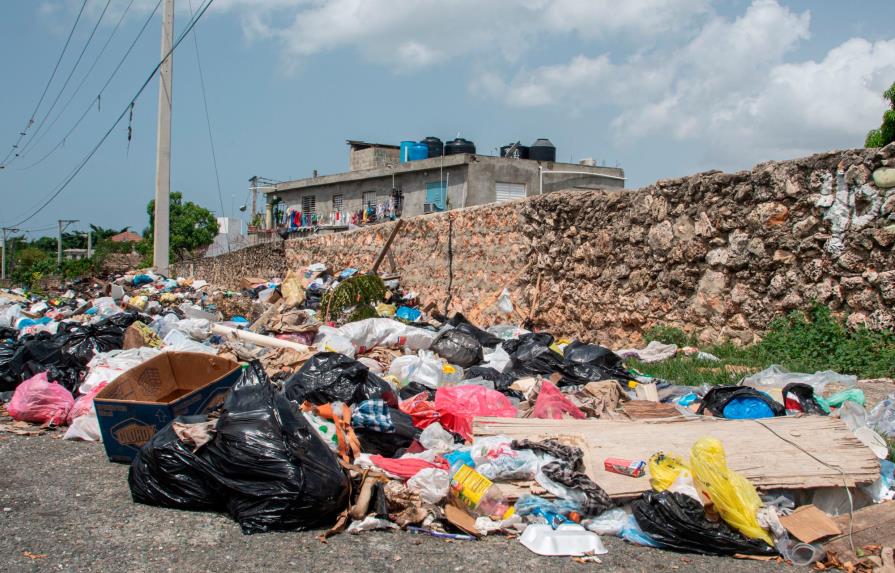 El Gobierno acude en auxilio de Santo Domingo Este para eliminar cúmulo de basura